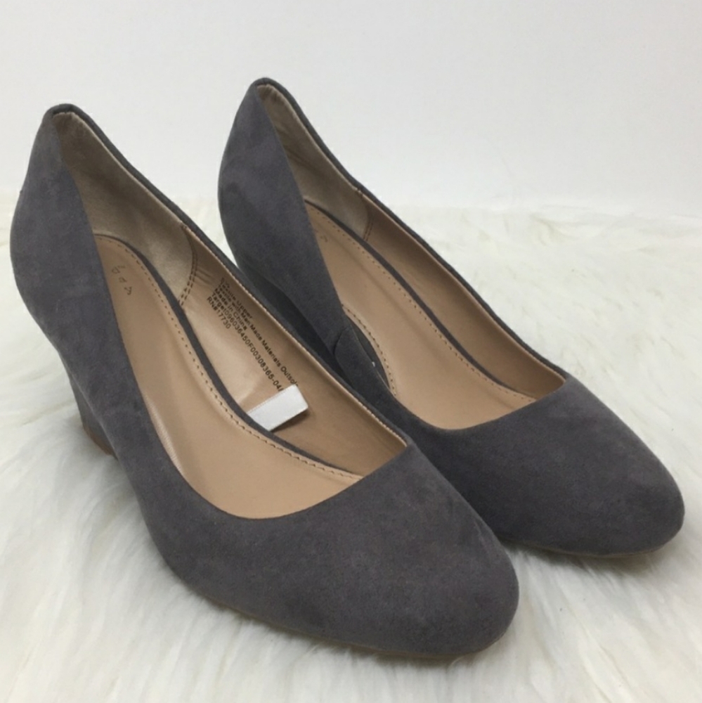 Universal Thread Dot Round Toe Wedge Pump